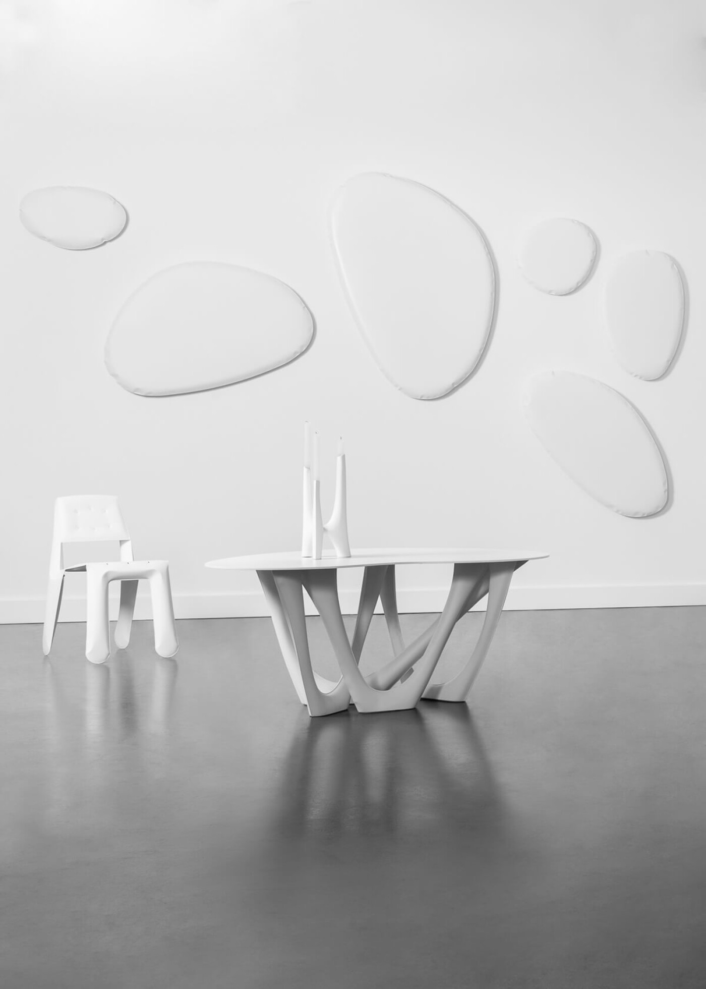 Zieta_TAFLA_O_white_matt_Cotton_Candy_Collection_PLOPP_STOOL_STANDARD_CHIPPENSTEEL_05_G-SIDE_TABLE_TRIGLAV_41_white_matt_photo_by_Weronika_Trojanowska-(1)