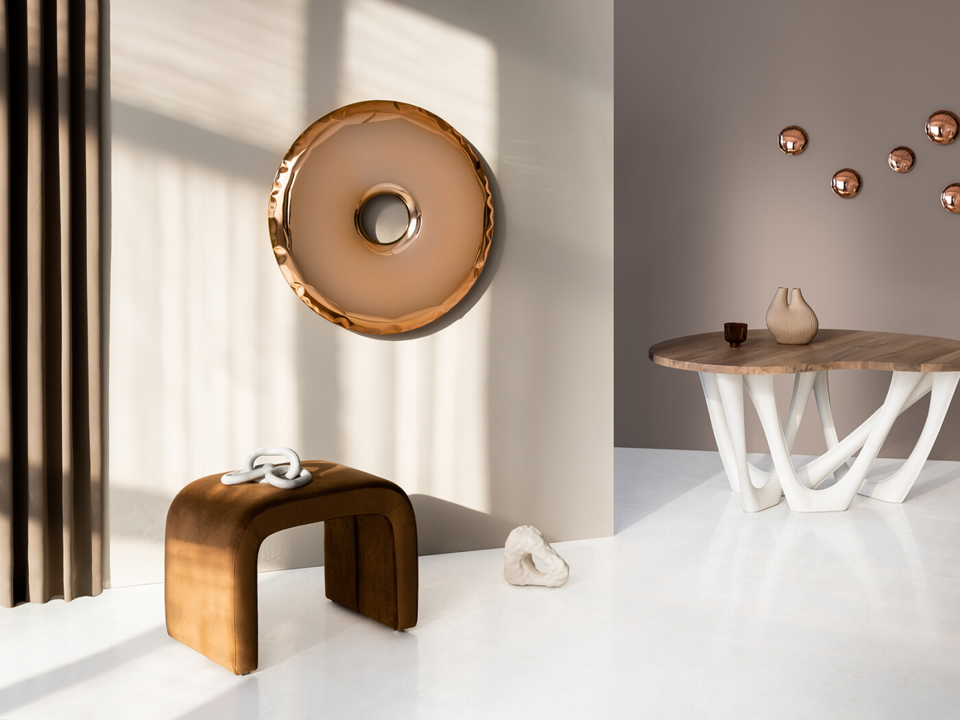 Zieta_RONDO_Mirror_rose_gold_Aurum_Collection_PIN_copper_Copper_Collection_G-SIDE_TABLE_oak_top_white-matt_RAL_9010_base_Zieta_Collection_photo_by_Weronika_Trojanowska