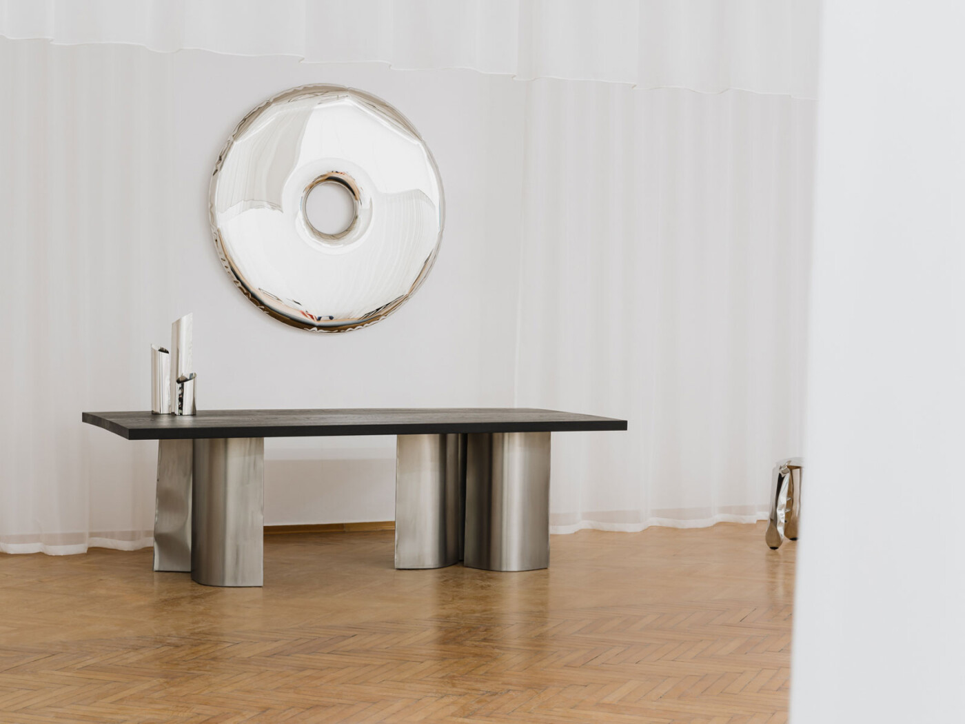 Zieta_PAROVA_TABLE_RONDO_Mirror_inox_polieshed_PAROVA_VASES_M_inox_polished_PLOPP_Standard_inox_polieshed_Zieta_Collection_photo_by_Zasoby_Studio_1