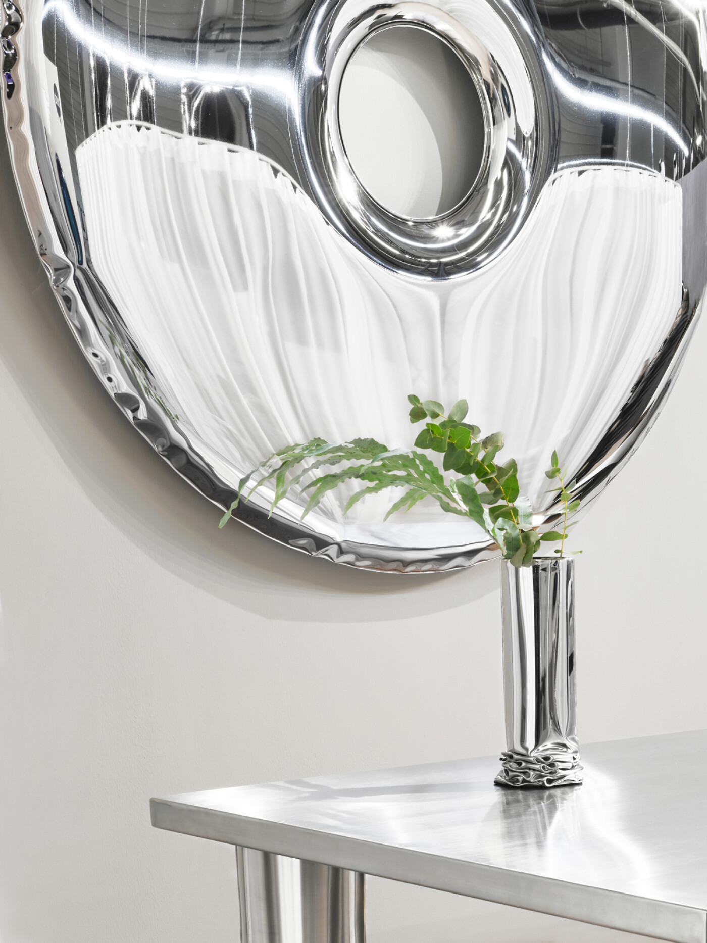 Zieta_CRASH_TABLE_inox_polished_CRASH_VASE_inox_polished_RONDO_Mirror_inox_polished_Zieta_Collection_Warsaw_Home_2022_photo_by_Rafał_Dąbrowski