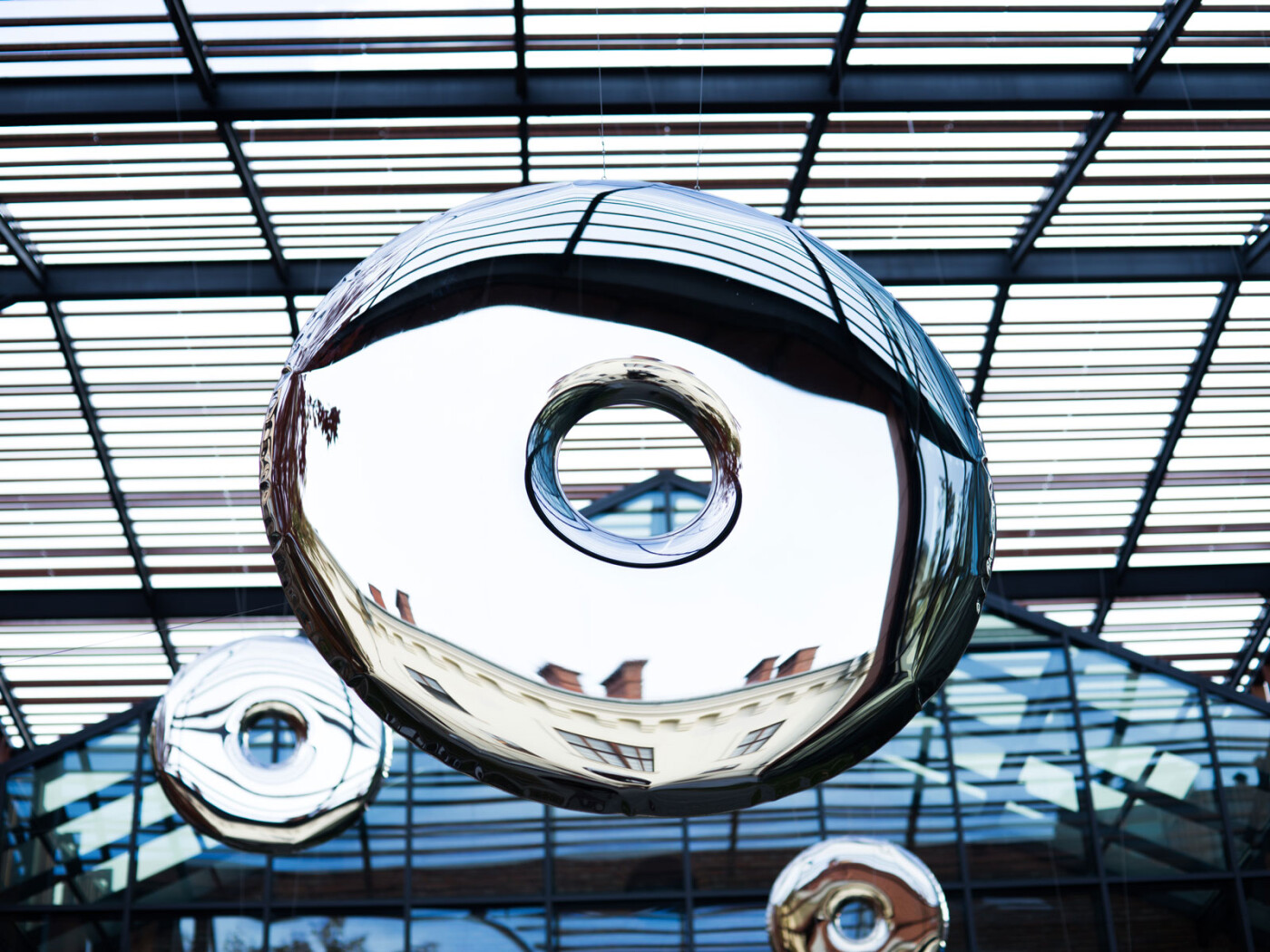 Zieta_RONDO_mirror_inox_Zieta_Collection_-MOS_Inflatales-fot-Marta-Więcek_1