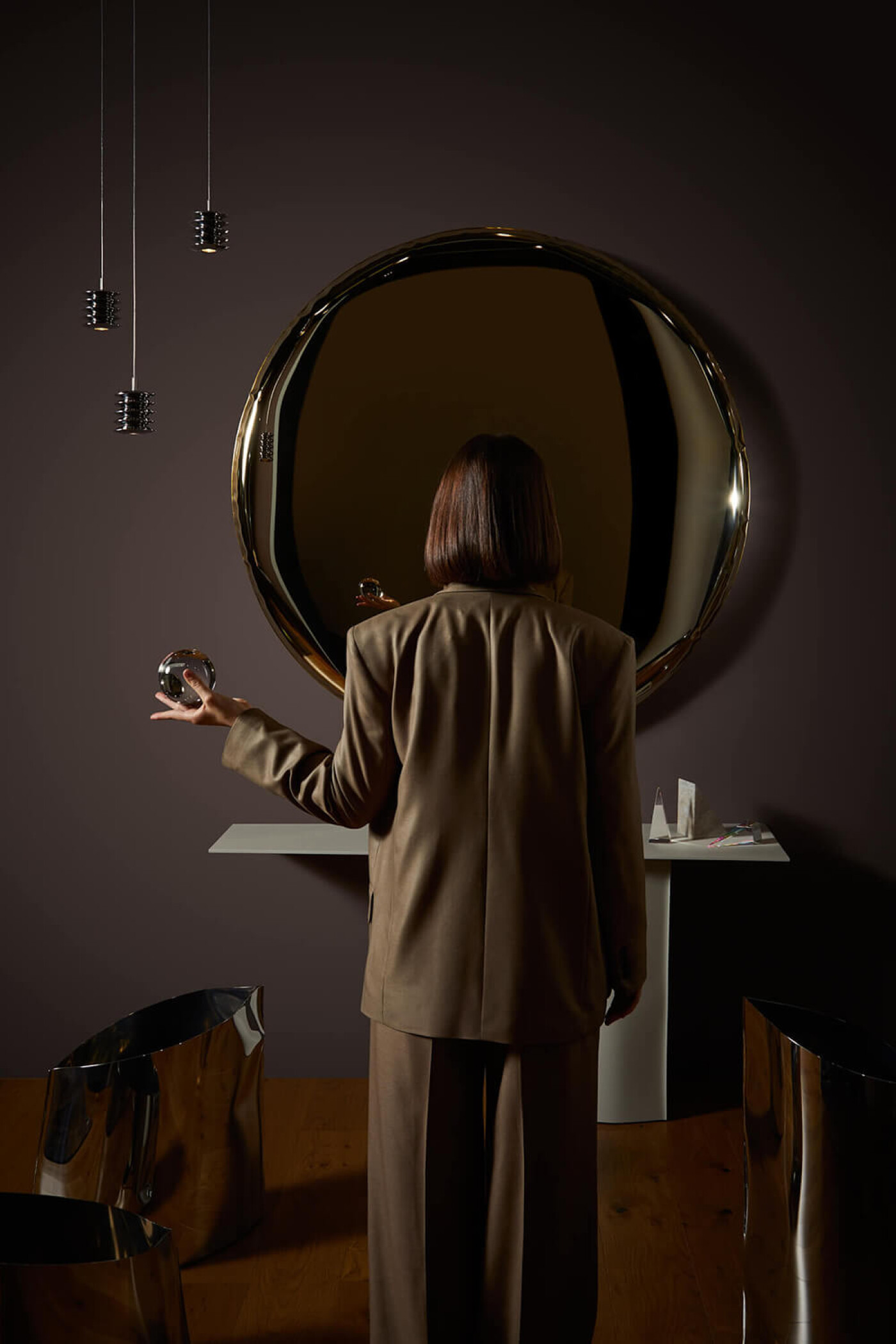 Zieta Studio: Oko mirror light gold, Parova vase, Harmonica 12 inox, pendant lamps; minimalistyczne lampy, futurystyczna elegancja, refleksy światła, polerowana stal, zmysłowość,, nowoczesna aranżacja, minimalistyczny luksus, oświetlenie
