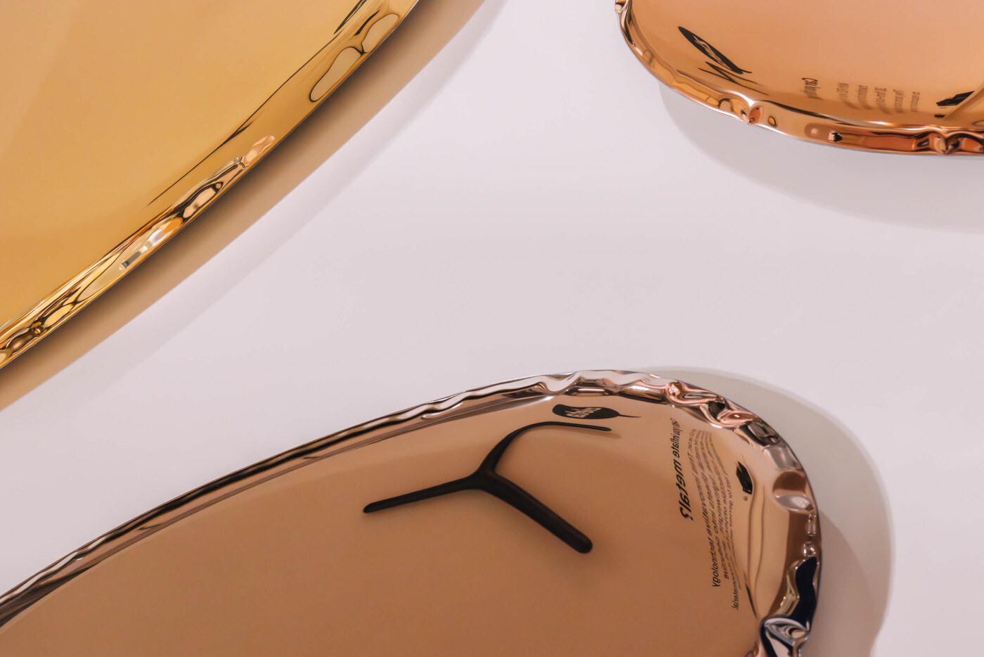 Tafla O mirror, colours: brass gold, copper gold, bronze gold
