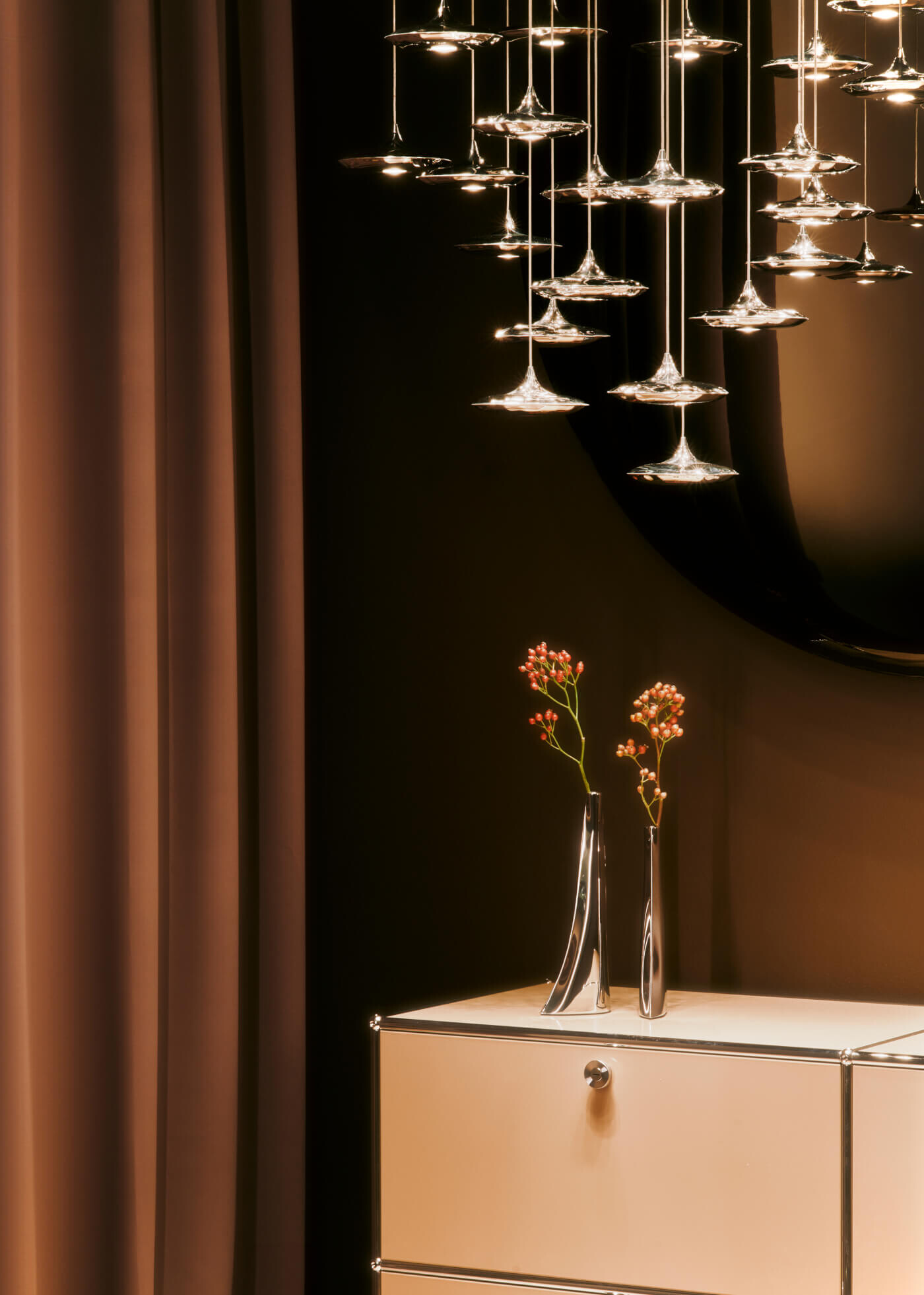 zieta_lampin_inox_polished_zieta_lightinh_Photo_Mateusz_Żurowski_Light_Grzegorz_Kurzejamski_Production_RiverCrew