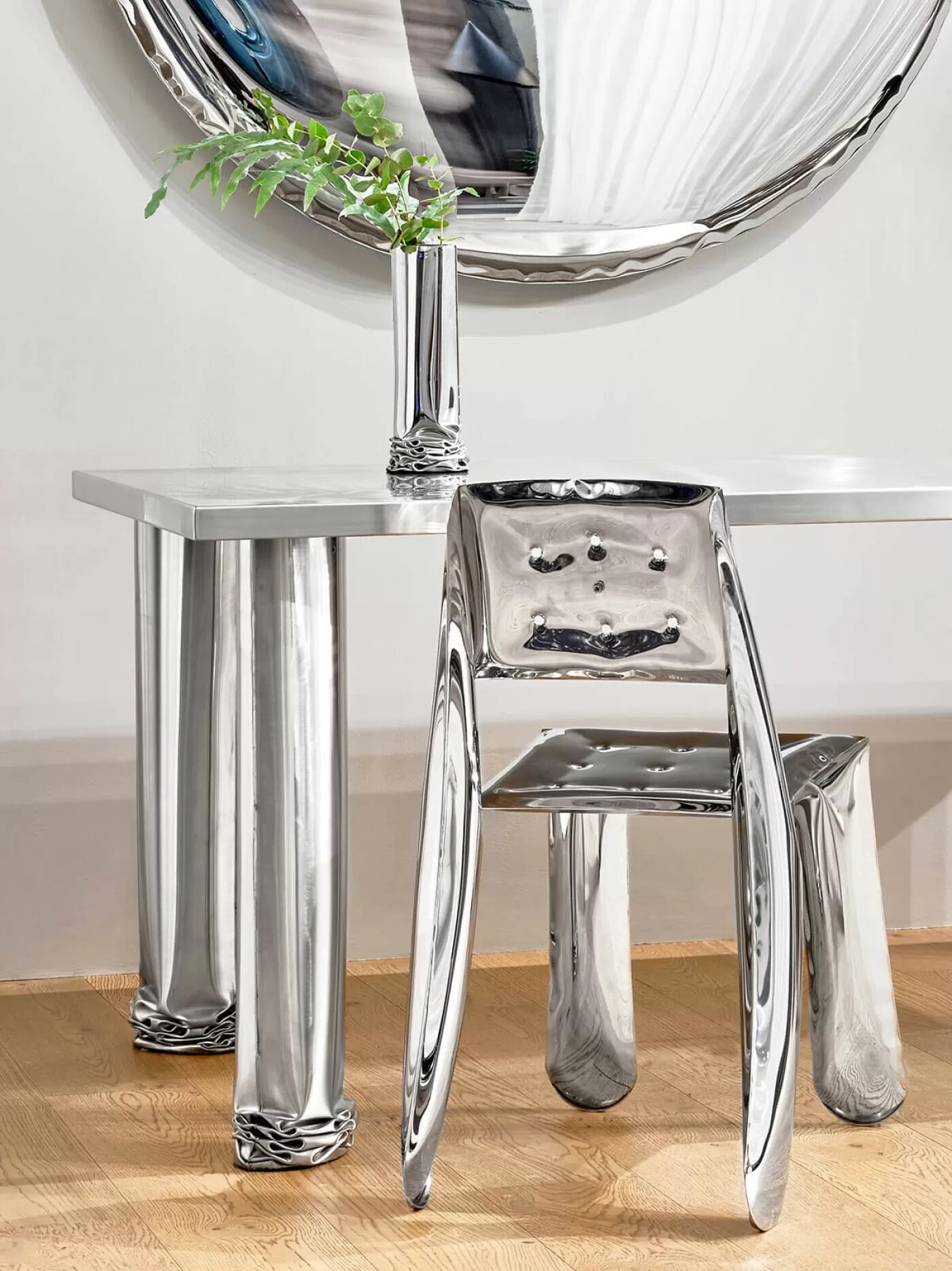 Zieta_CRASH_TABLE_inox_polished_CRASH_VASE_inox_polished_CHIPPENSTEEL_05_inox_polished_Zieta_Collection_Warsaw_Home_2022_photo_by_Rafał_Dąbrowski___large_1400_1868