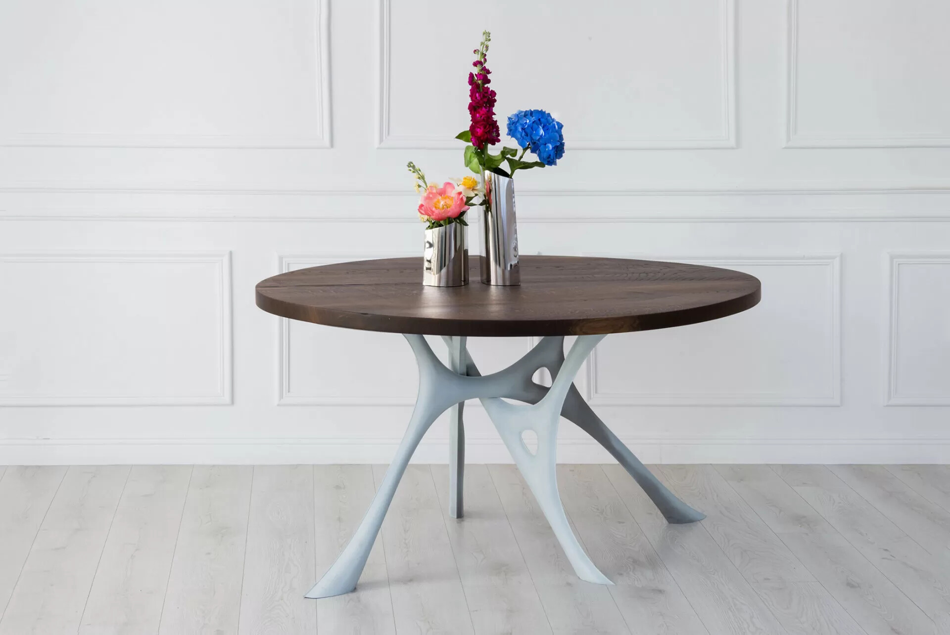 Zieta_MORPH_TABLE_oak_top_luna_grey_base_PAROVA_VASES_inox_polished_Zieta_Collection_photo_by_Marta_Więcek_1___xlarge_1920_1285