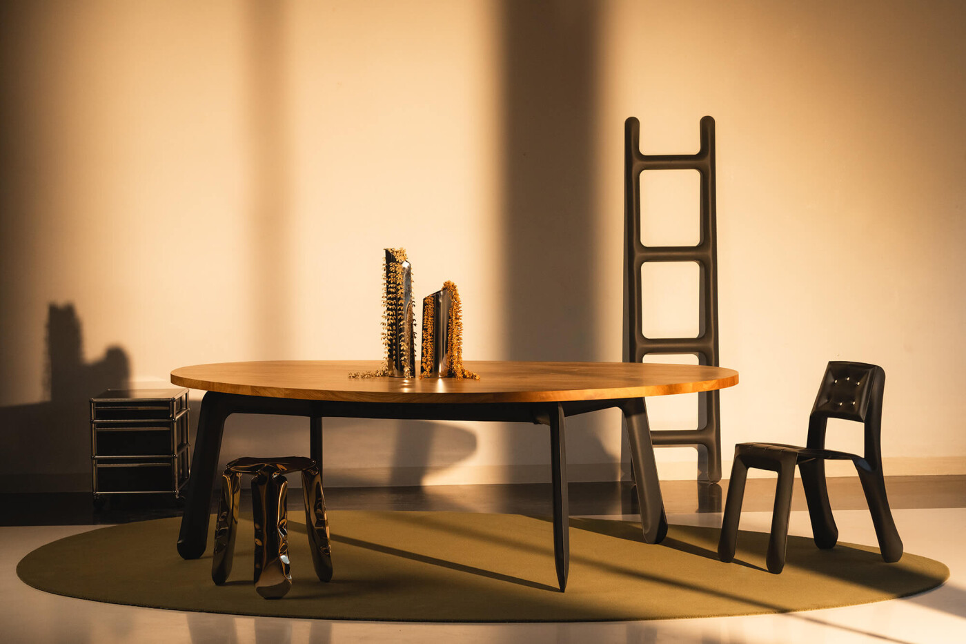 zieta_Chippensteel_Table_legs_graphite_grey_matt_RAL_7021_top_light_oak_Chippensteel_Chair_Plopp_Standard_inox_Parova_Vase_inox_fot_Szymon_Jędrzejewski_33