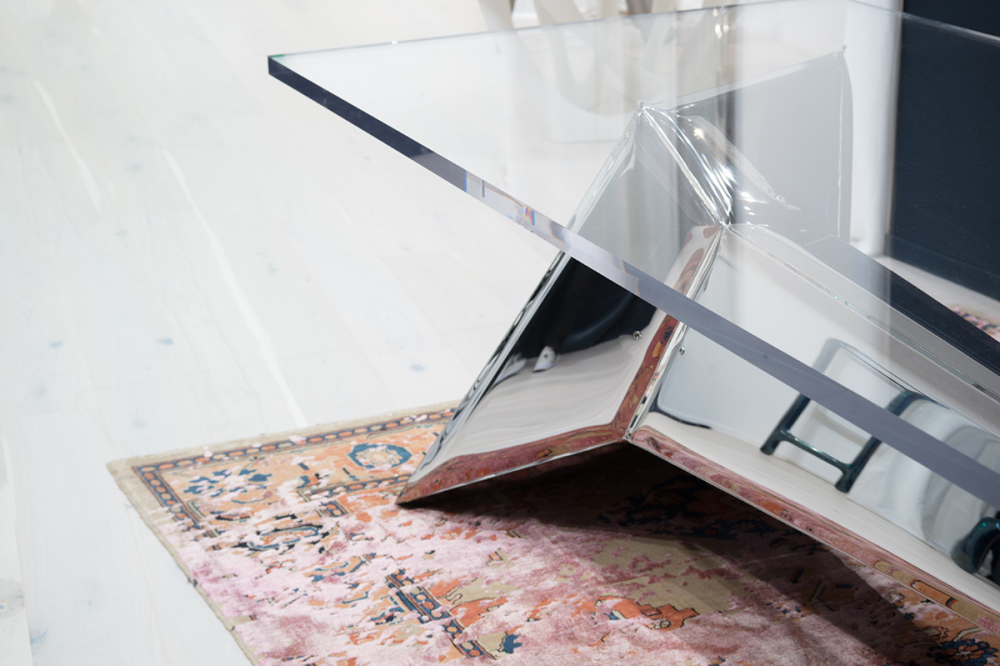 DETAILED PICTURE OF THE CRYSTALS TABLE INOX