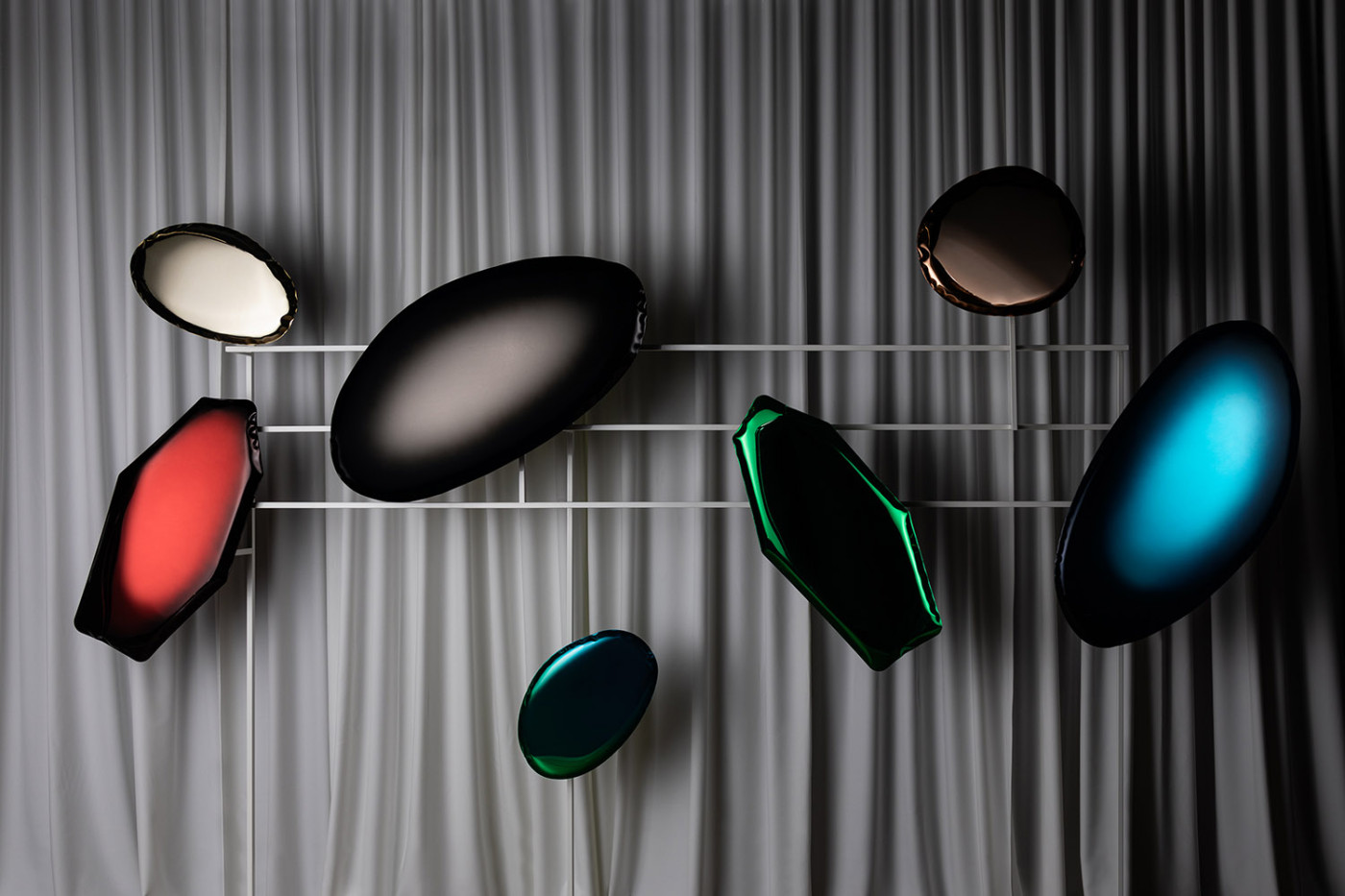 Zieta Studio: konstelacja luster Tafla O i Tafla C; mirrors, reflections, sculptures; kolorystyka deep blue, dark matter, red rubin, sapphiere, emerald, inox, rose gold; dynamiczna kompozycja, przestrzenna instalacja, futurystyczny design, lekkość, metaliczny połysk