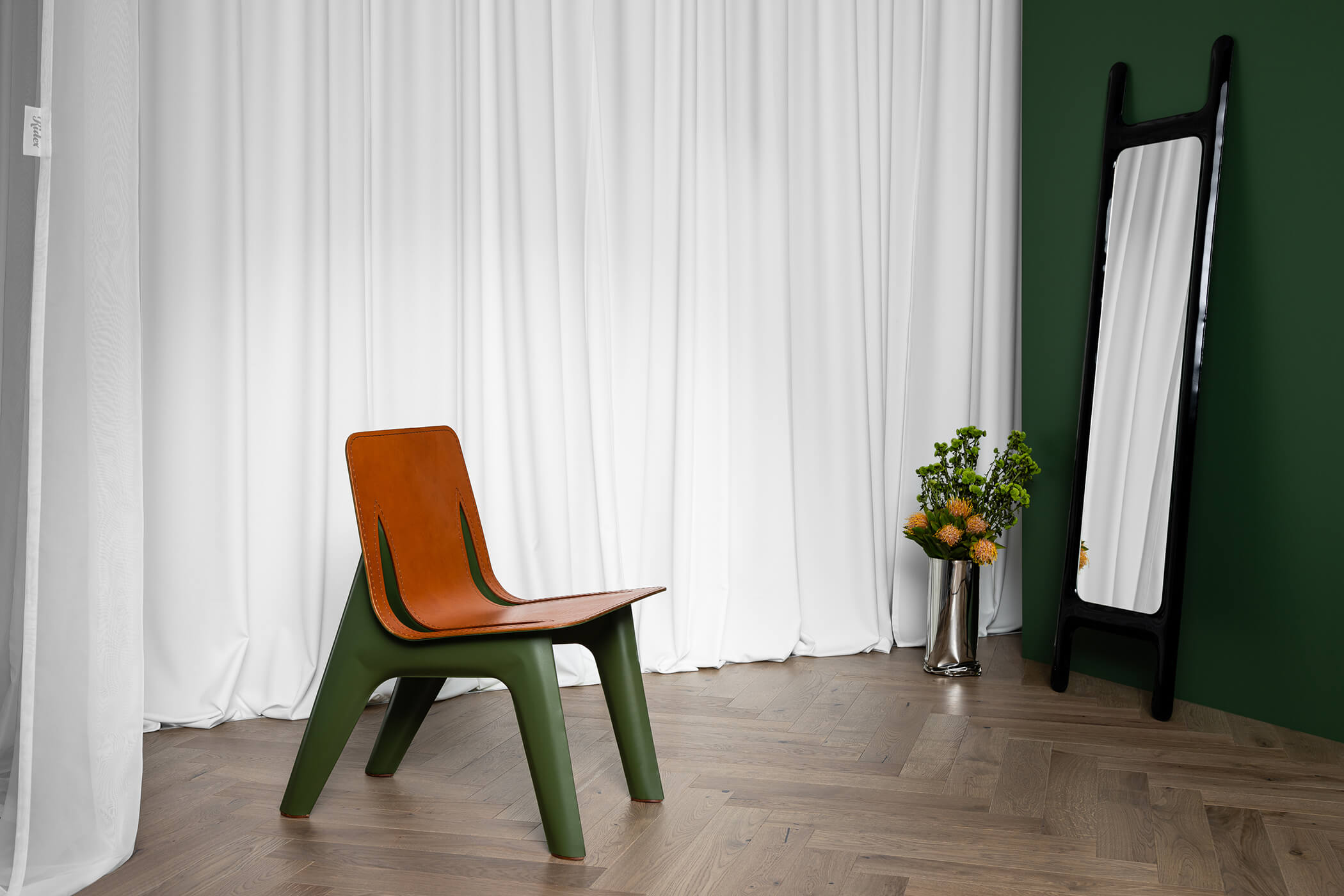 J-CHAIR WITH DRAB MIRROR IN BLACK