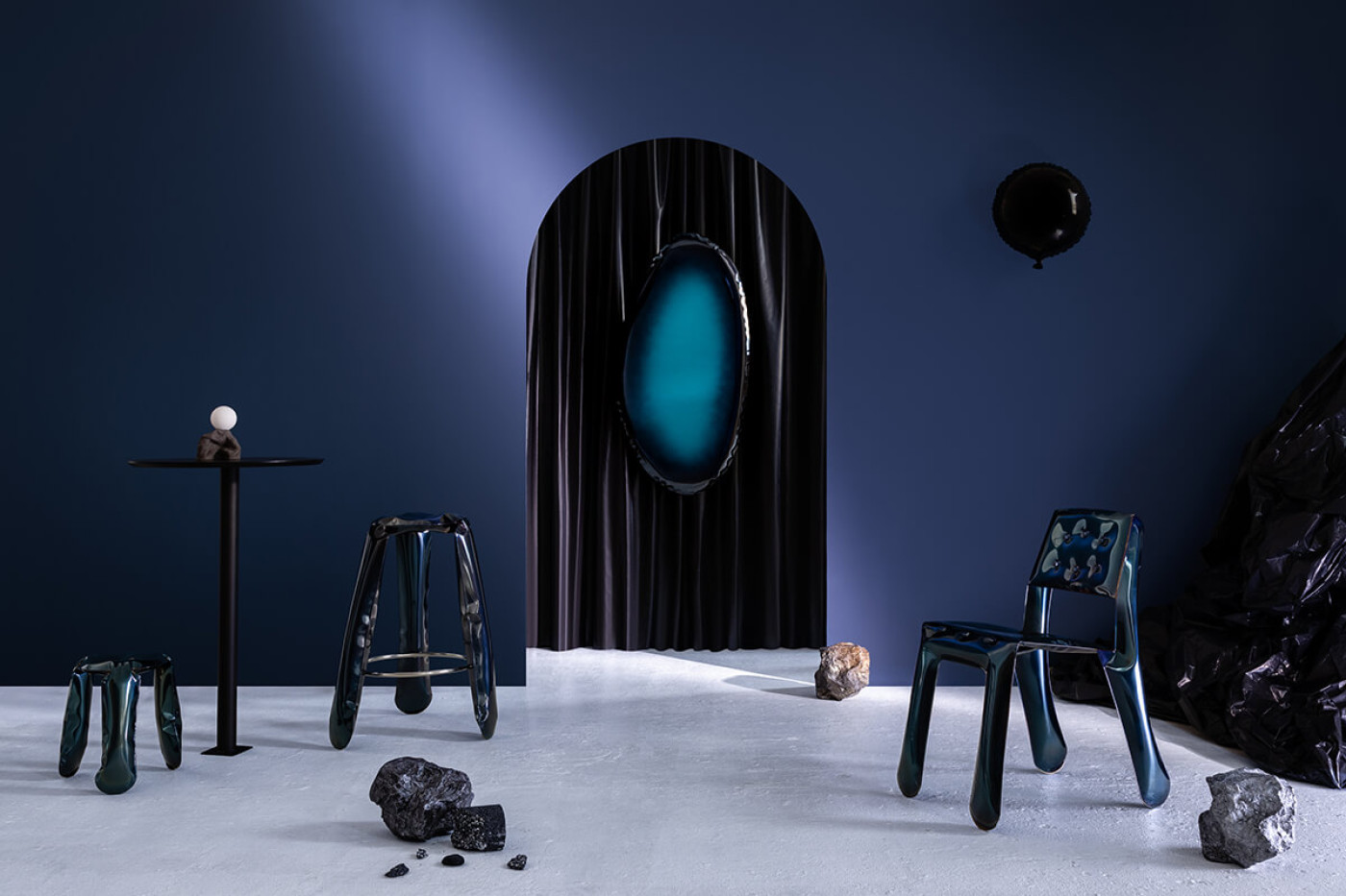 Zieta_TAFLA_O_Mirror_deep_space_blue_Gradient_Collection_photo_Weronika_Trojanowska_scenography_Ula_Kaczmarek