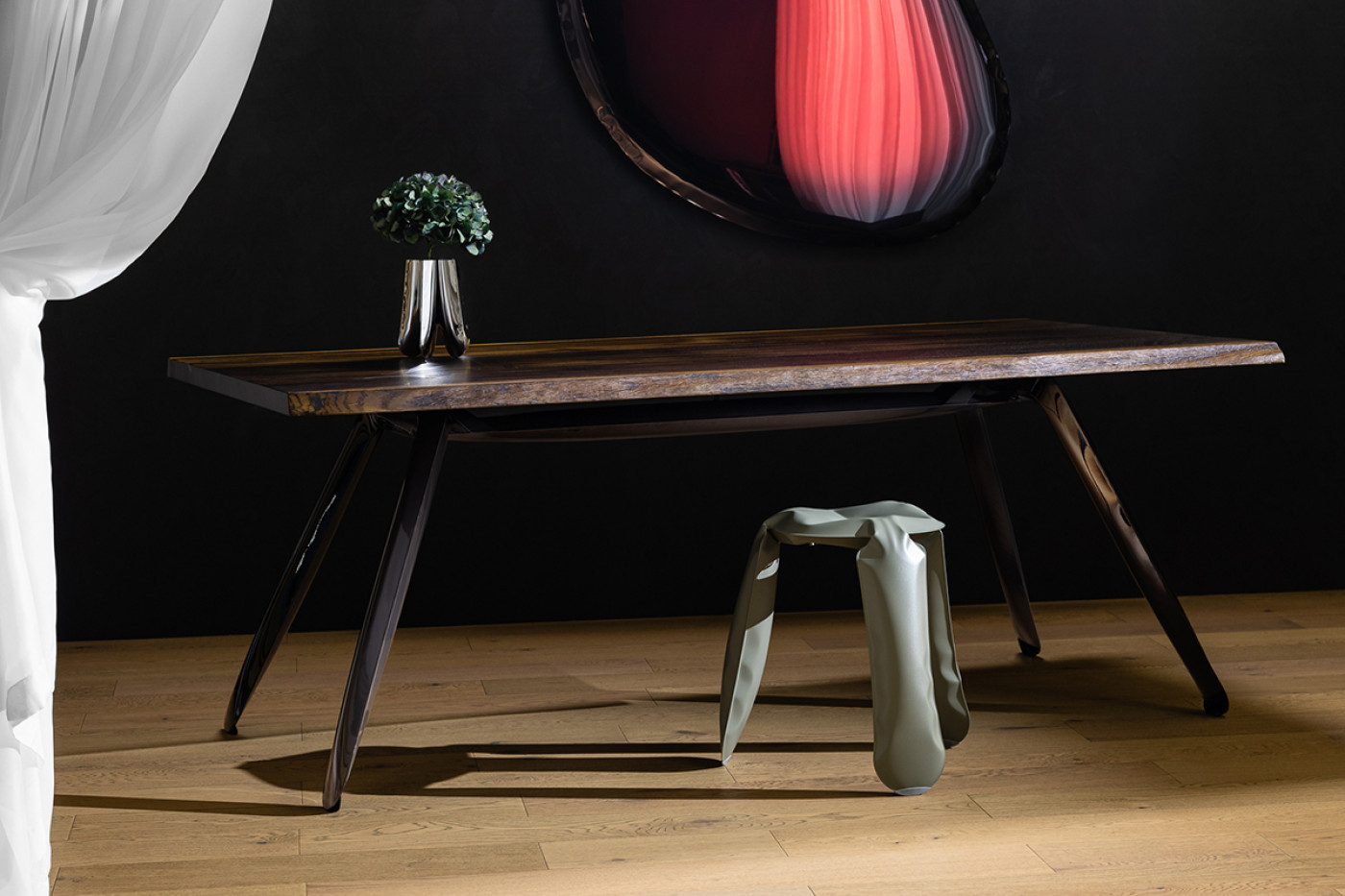 Zieta Studio: Tafla O red rubin mirror, G-Table with inox legs and bog oak top, Plopp stool moss grey matt – Red Dot Award winner; elegancja, nowoczesność, rzeźbiarskie formy, odbicia światła, designerskie wnętrze, połączenie kolorów i faktur