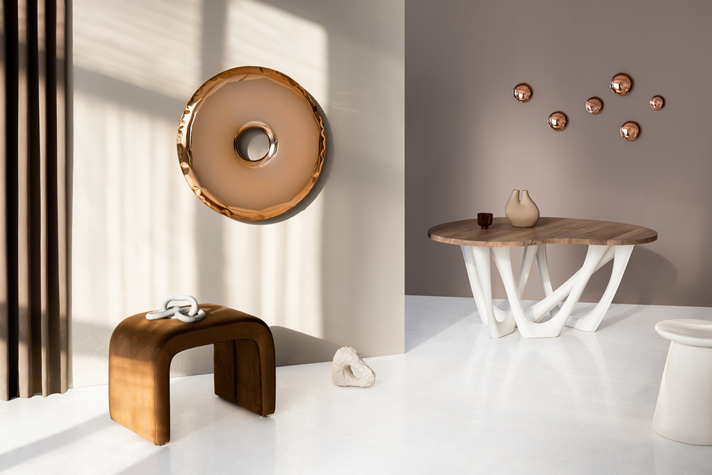 Zieta Studio, Rondo mirror color rose gold, G-Table color white matt with wooden desk, Wall Art Pin Set color copper, metal, wood, organic forms, modern interior, design, elegance, minimalism, beige, brown, white, warm tones, organiczne formy, nowoczesne wnętrze, design, elegancja, minimalizm, neutralne kolory