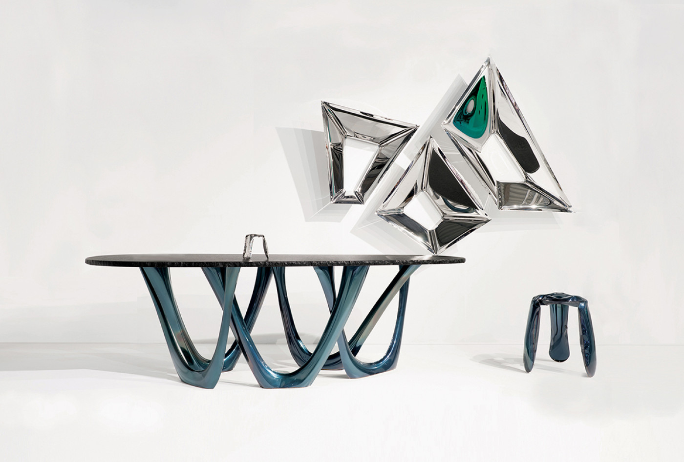 Zieta Studio: G-Table deep space blue, Plopp deep space blue, Crystals Mirrors wall installation; futurystyczny design, polerowana stal, refleksy światła, nowoczesna elegancja, dynamiczna kompozycja