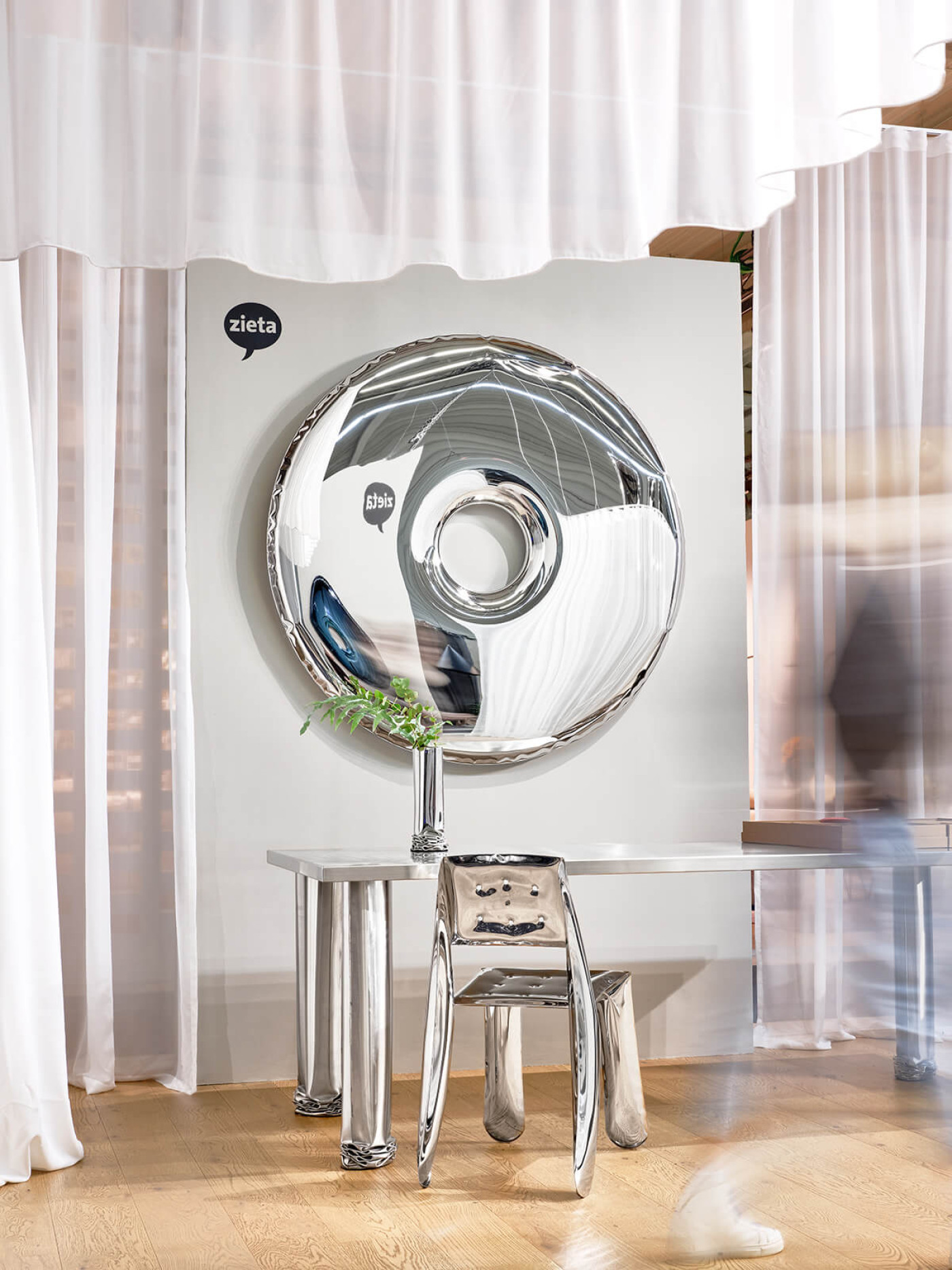 Zieta_CRASH_TABLE_inox_polished_CRASH_VASE_inox_polished_CHIPPENSTEEL_05_inox_polished_RONDO_Mirror_inox_polished_Zieta_Collection_Warsaw_Home_2022_photo_by_Rafał_Dąbrowski