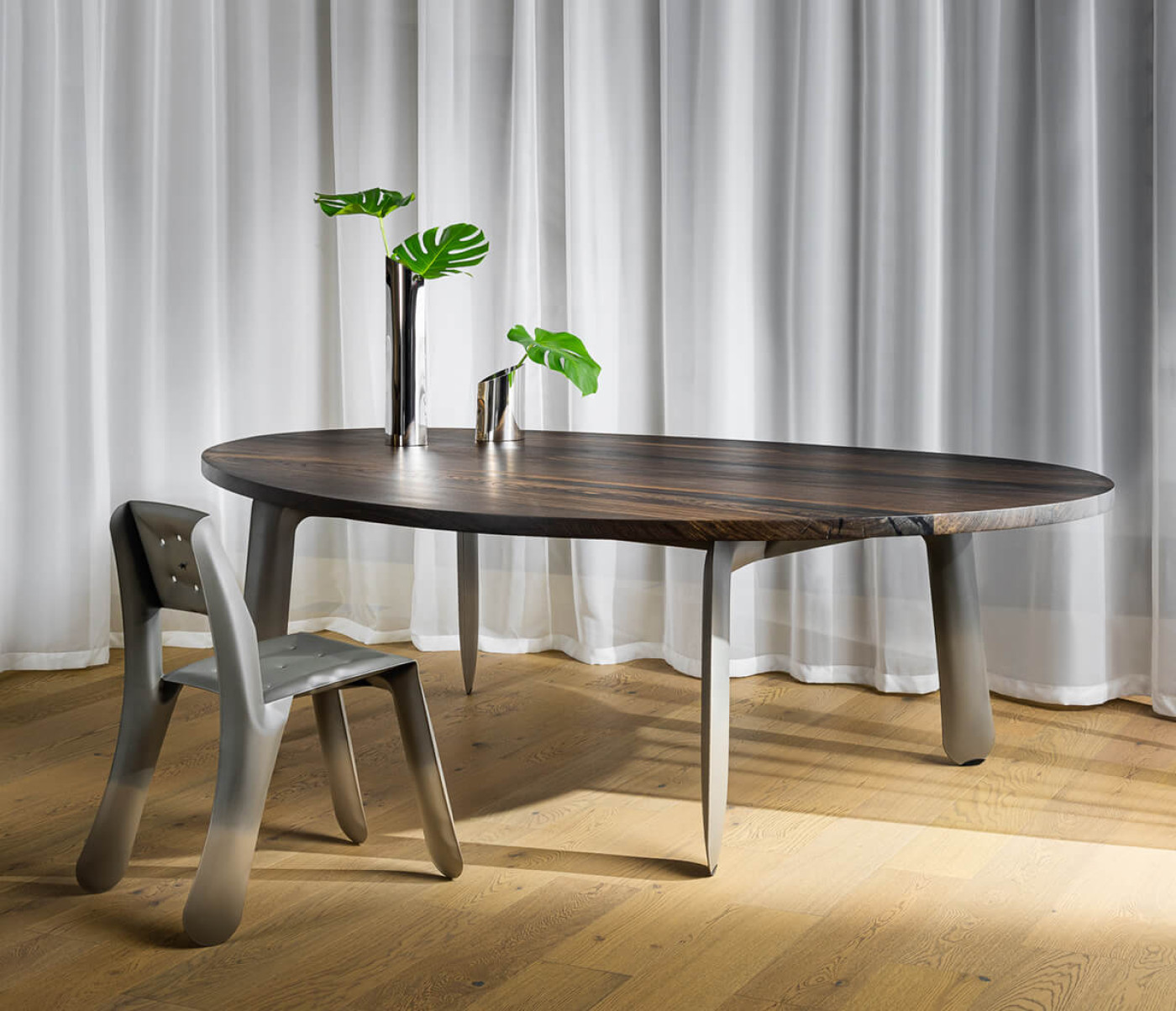 Zieta_CHIPPENSTEEL_TABLE_CHIPPENSTEEL_05_PAROVA_VASE_inox_polished_Warsaw_Home_2022_photo_by_Weronika_Trojanowska