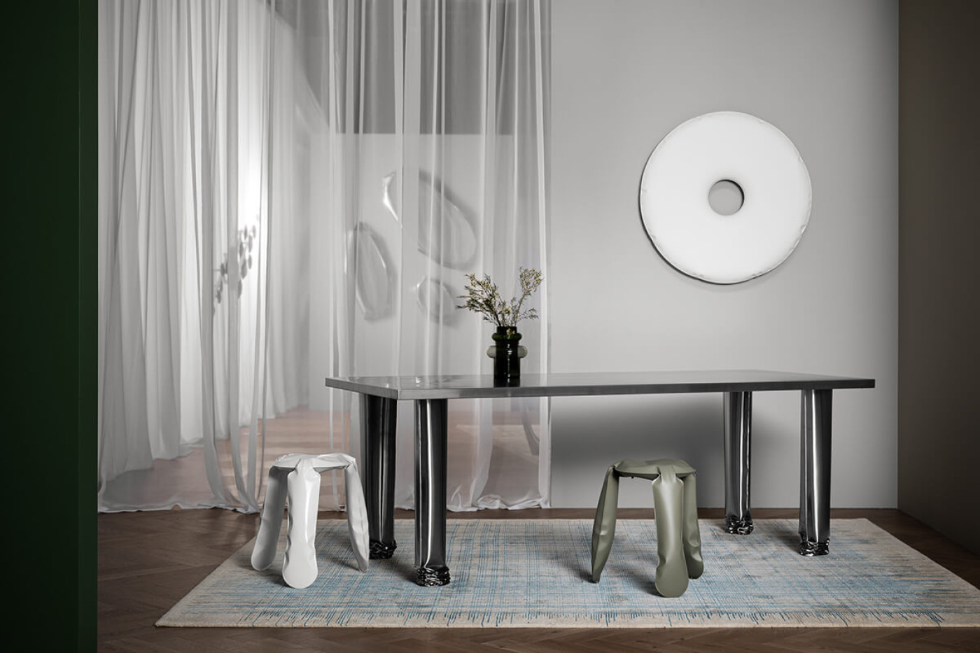 CRASH TABLE WITH MATT RONDO MIRROR IN WHITE COLOR ON THE WALL AND PLOPP STOOLS IN INTERIOR