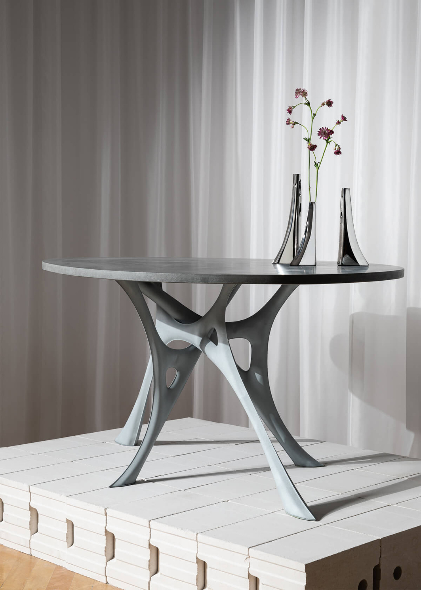 Zieta_MORPH_TABLE_concrete_top_luna_grey_base_Zieta_Collection_photo_by_Weronika_Trojanowska (1)