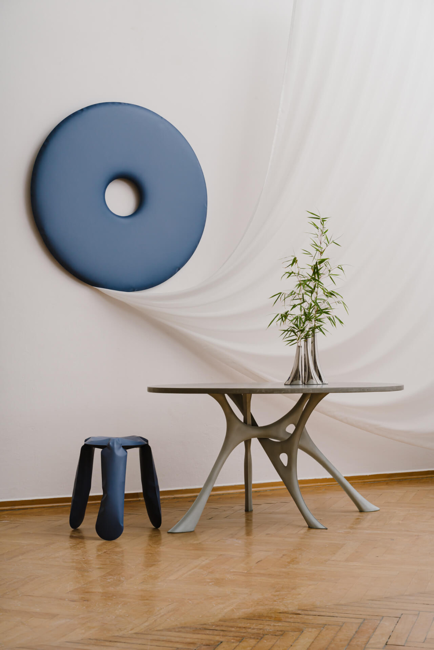 Zieta_RONDO_Mirror_PLOPP_Standard_blue_matt_Cotton_Candy_Collection_MORPH_TABLE_concrete_top_luna_grey_base_LEYKI_inox_polished_Zieta_Collection_photo_by_Zasoby_Studio