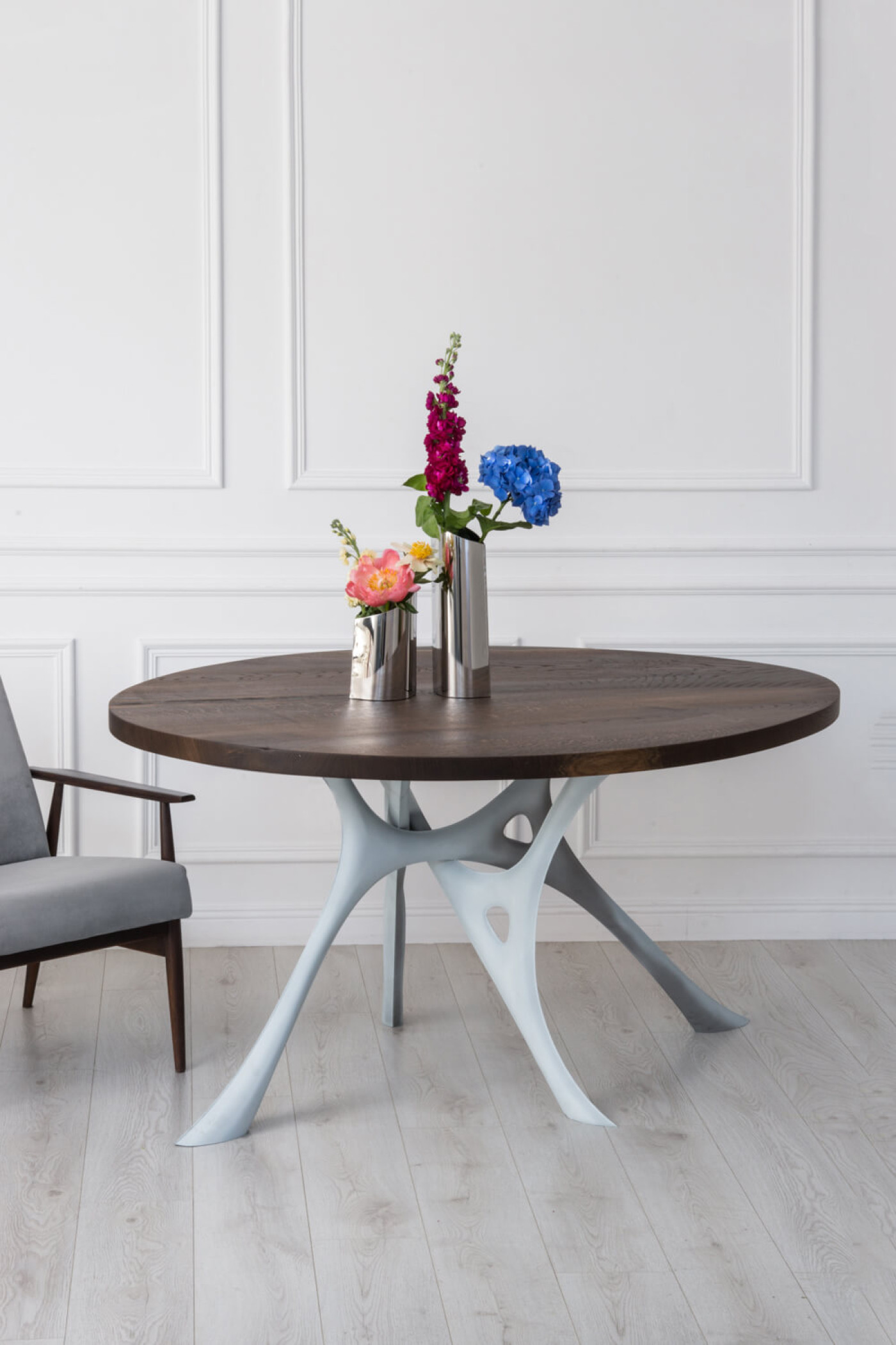 Zieta_MORPH_TABLE_oak_top_luna_grey_base_PAROVA_VASES_inox_polished_Zieta_Collection_photo_by_Marta_Więcek_2