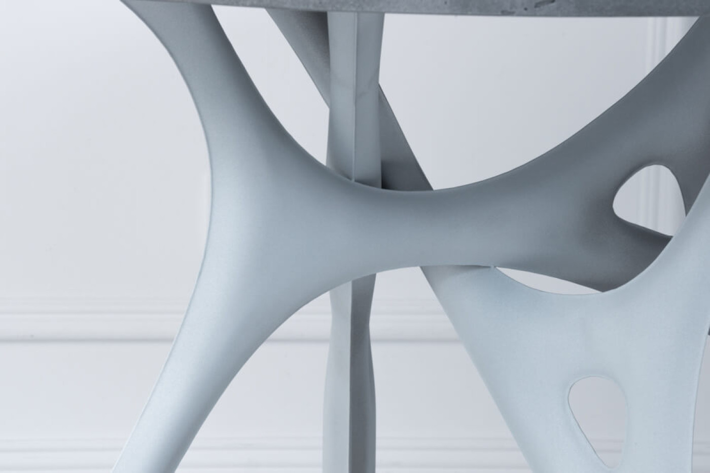 Zieta_MORPH_TABLE_concrete_top_luna_grey_base_Zieta_Collection_photo_by_Marta_Więcek_1