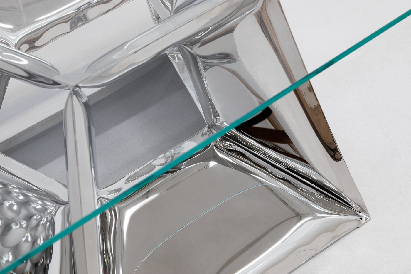Photo: WeronikaTrojanowska. detailed picture of element sof the crystals table