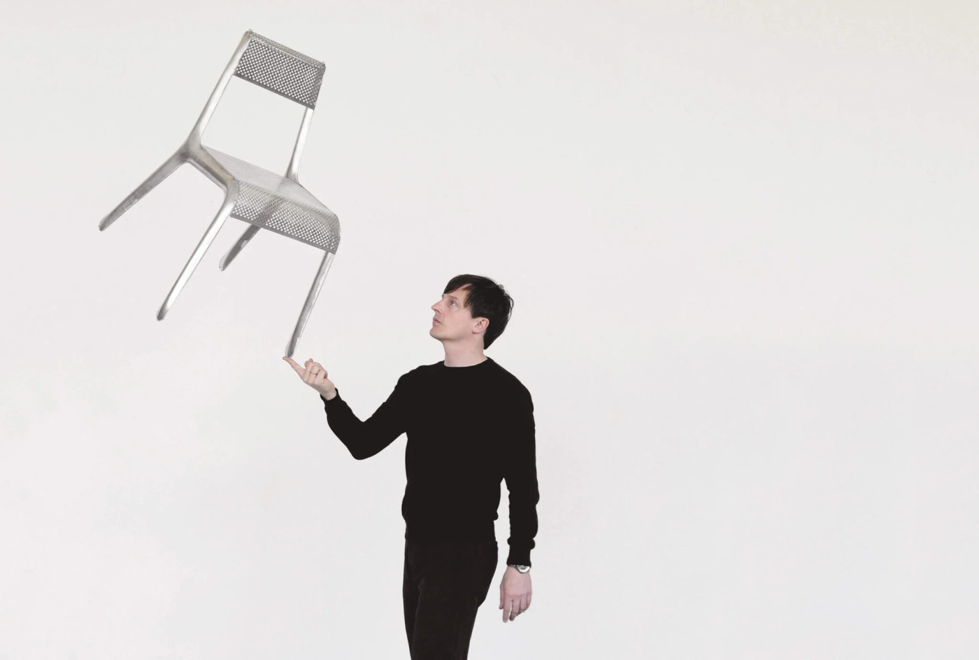 oskar zieta holding ultraleggera chair