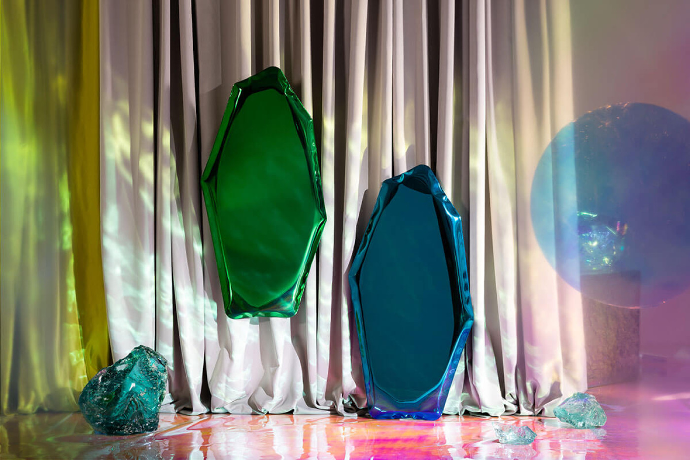 An der Wand hängende Zietas-Spiegelinstallation