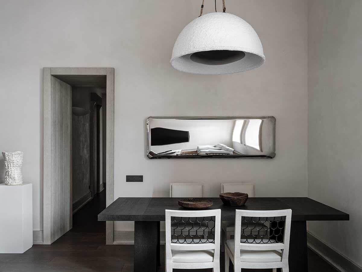 Photo: Mikhail Loskutov. Project: Design-wow. Dmuchane metalowe lustro wiszace na scianie